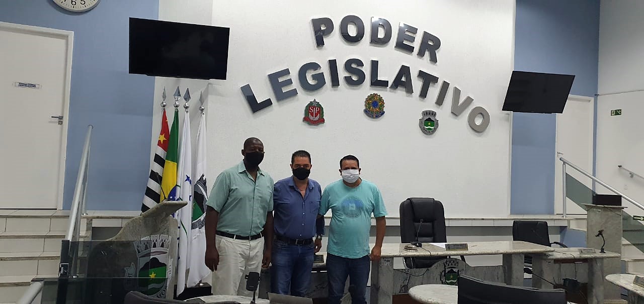 Vereador eleito, Vitor Gabriel (Bi) visita a Câmara e é recebido pelo presidente Waltinho