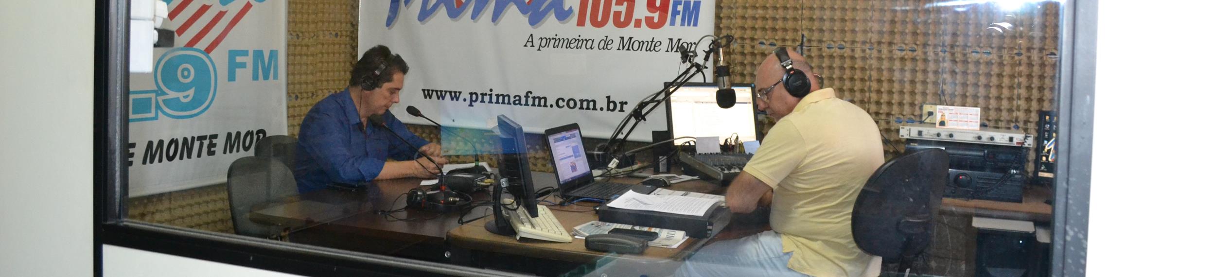 O presidente Waltinho Assis – à esquerda, de camisa azul – sendo entrevistado pelo jornalista Rage, na Rádio Prima
