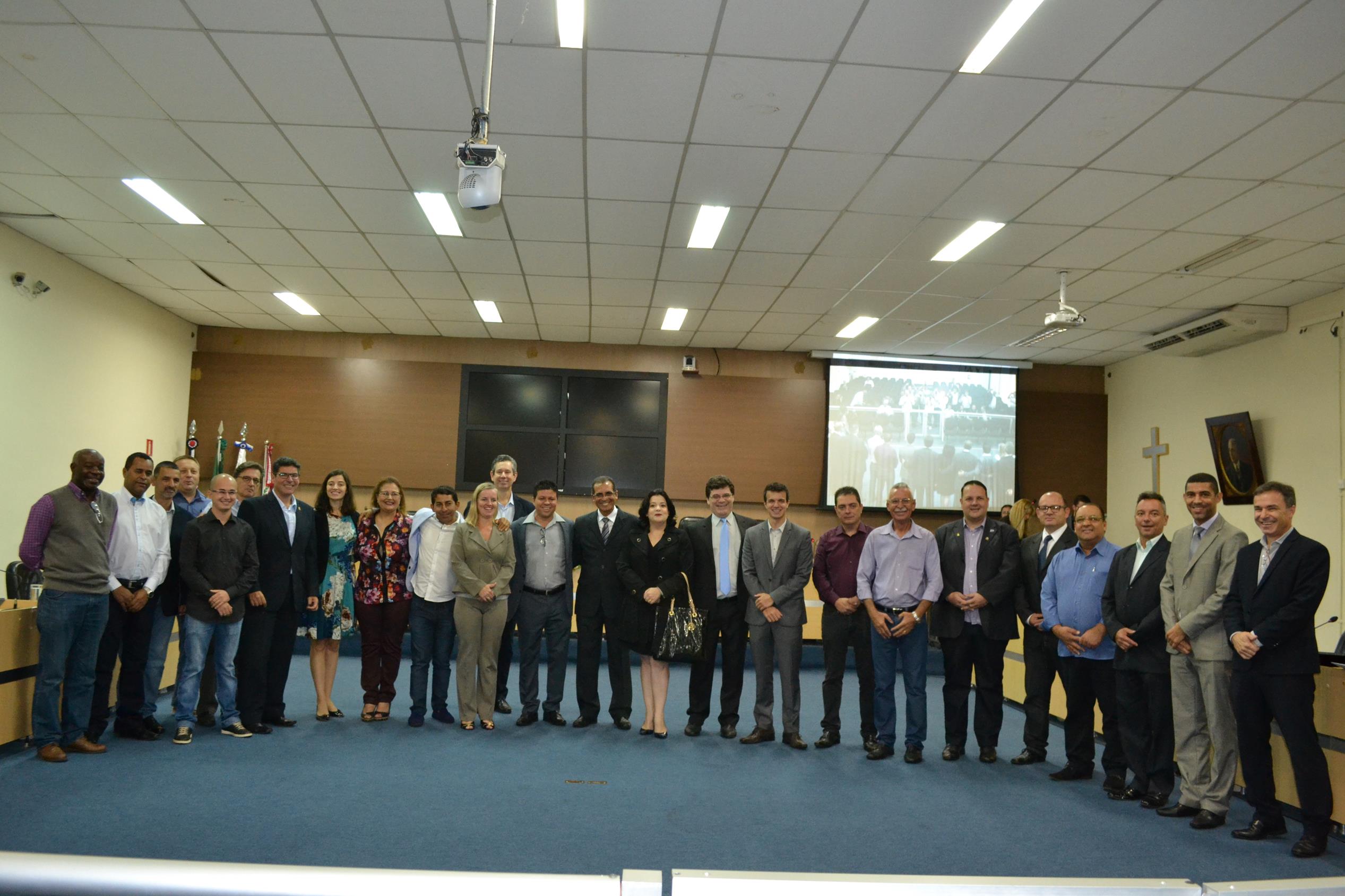 Foto oficial do evento: presidentes das Câmaras da RMC e autoridades 