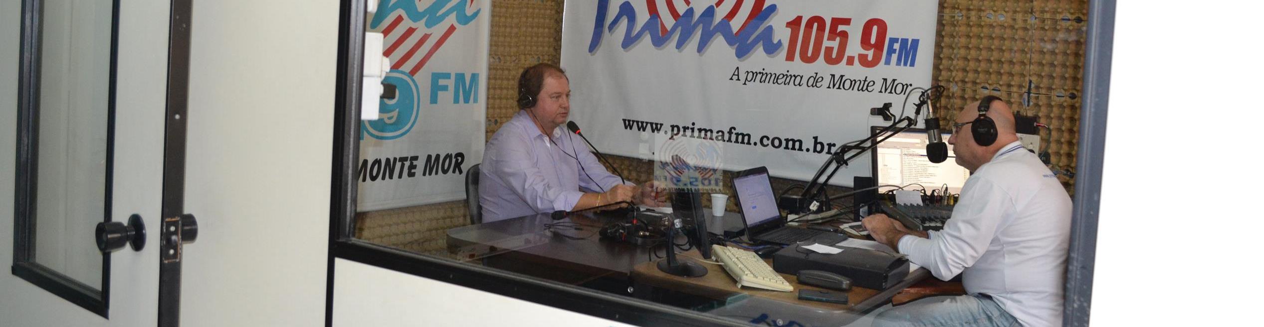 O vereador Vanderlei Soares, sendo entrevistado pelo jornalista Rage, na Rádio Prima